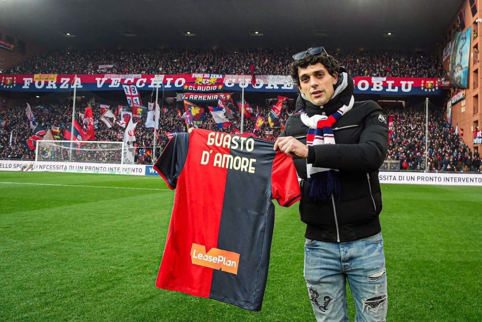 A red and blue heart: Bresh, an Italian singer 1 Bresh with a personalized Genoa shirt